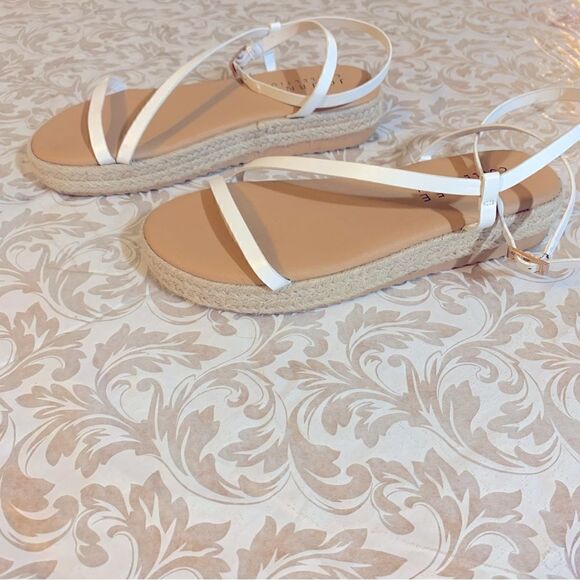Journee Collection Sandals Wrap Around Ankle Strap White Vegan Leather Sz 6.5 - Picture 5 of 6